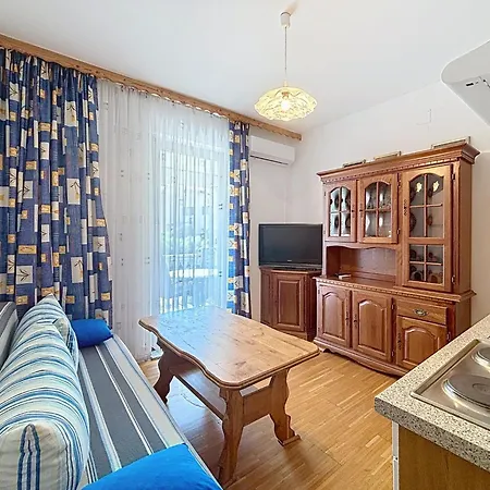 Apartamento Ivo-2 By Interhome